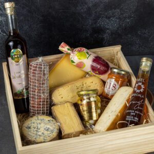 CESTA DE PRESENTE - 6 QUEIJOS + CHARCUTARIA + GOIABADA + PATE + LICOR DE JABUTICABA